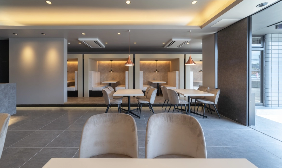 店内のテーブル席の様子